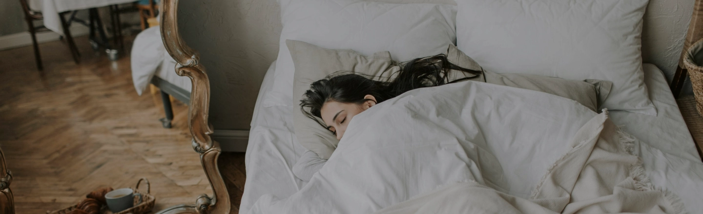 femme dort sur le matelas Nornuit